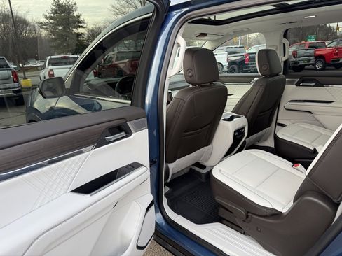 Used 2024 GMC Acadia Denali w/ Super Cruise Package image 12