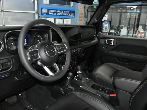 Used 2024 Jeep Wrangler Unlimited Sahara w/ Technology Group image 28