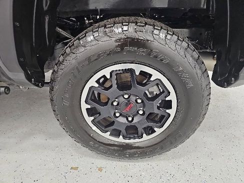 Certified 2025 Toyota Tacoma TRD Off-Road AWD/4WD image 11