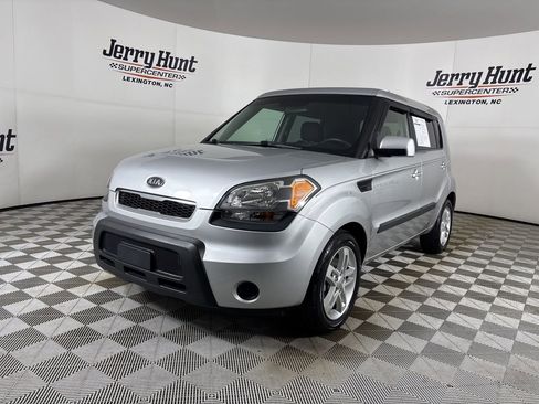 Used 2011 Kia Soul + image 1