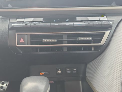 Used 2025 Toyota Camry SE w/ Multimedia Upgrade Package image 23