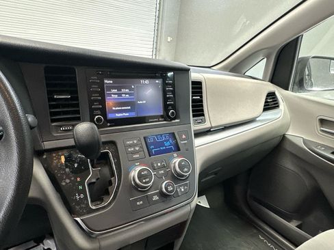 Used 2018 Toyota Sienna LE w/ Carpet Mat Package FWD image 21