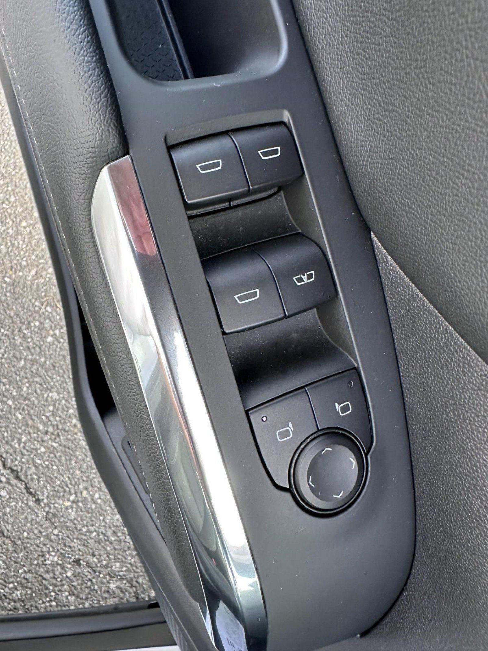 Used 2025 Chevrolet Traverse LT w/ Driver Confidence Package FWD image 9