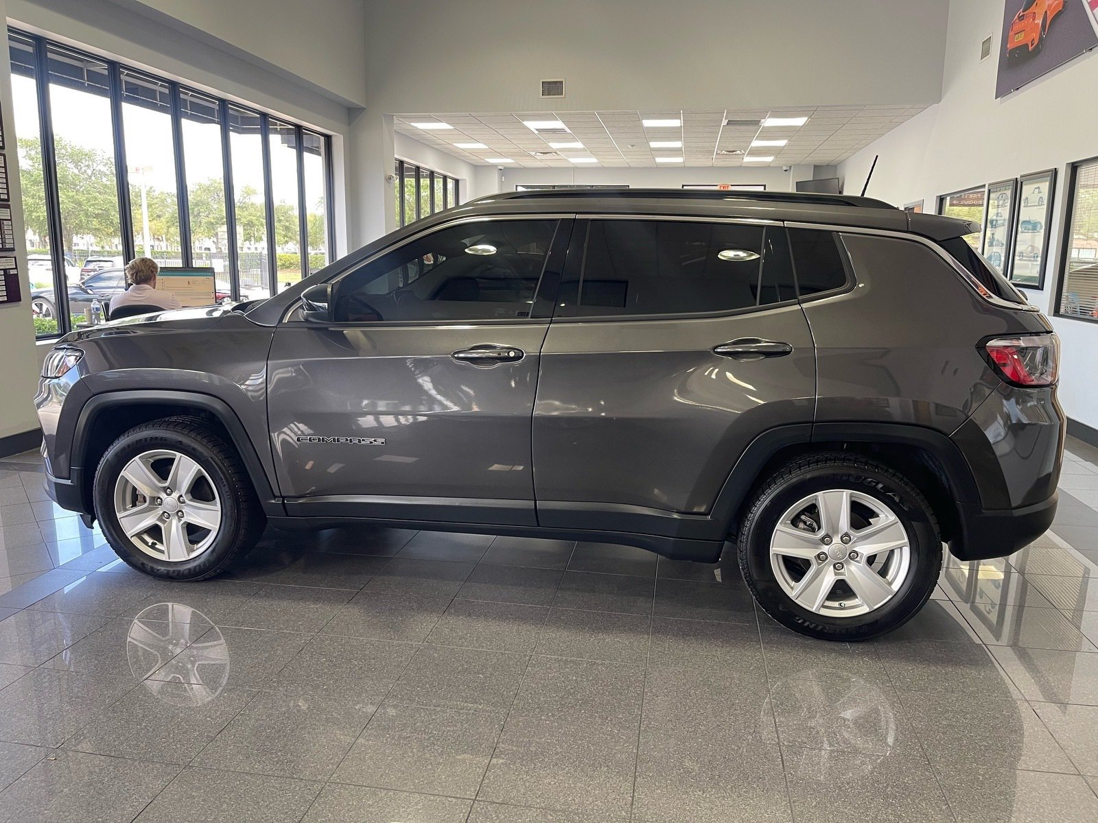 Used 2022 Jeep Compass Latitude FWD image 2