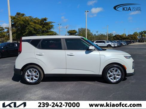 Certified 2022 Kia Soul LX w/ Technology Package image 4