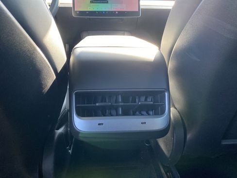 Used 2022 Tesla Model Y Long Range image 25