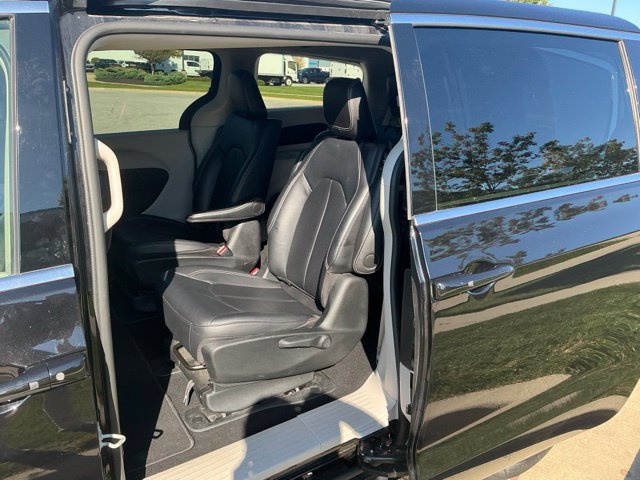 Used 2024 Chrysler Pacifica Limited FWD image 16