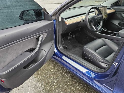 Used 2018 Tesla Model 3 Long Range image 19