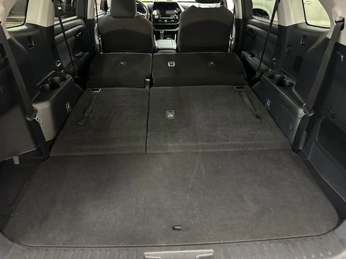 Used 2024 Toyota Highlander LE AWD/4WD image 41