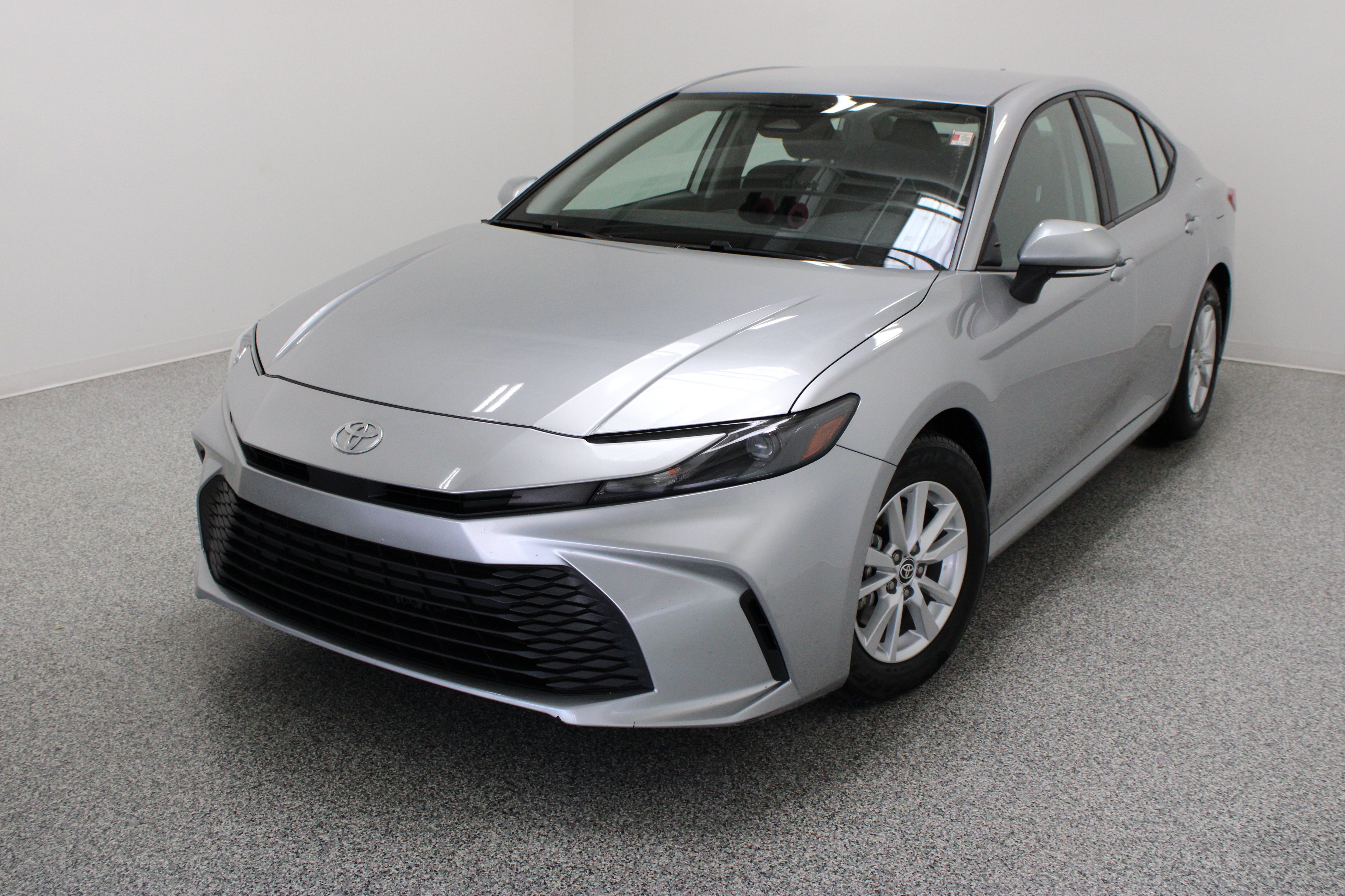 Used 2025 Toyota Camry LE FWD image 2
