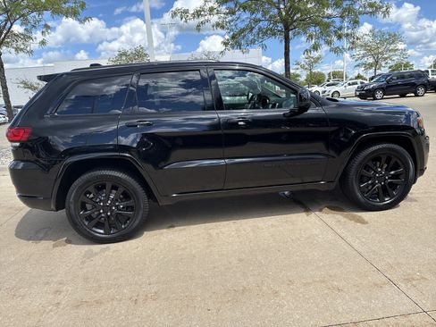 Used 2017 Jeep Grand Cherokee Altitude AWD/4WD image 8