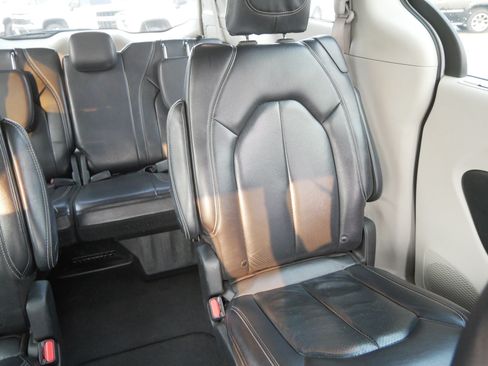 Used 2022 Chrysler Pacifica Touring-L FWD image 14