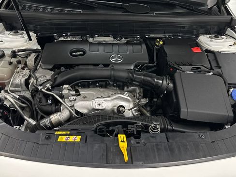 Used 2023 Mercedes-Benz GLB 250 4MATIC w/ Premium Package image 11