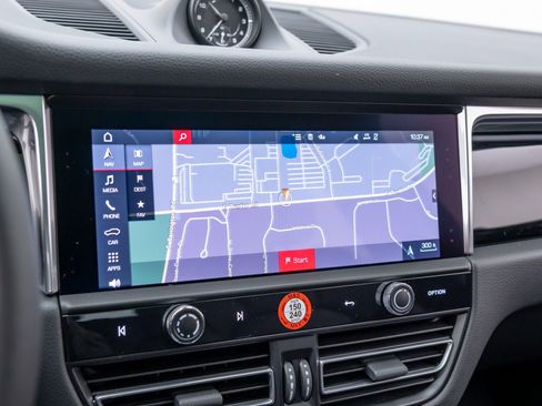 Certified 2025 Porsche Macan image 24