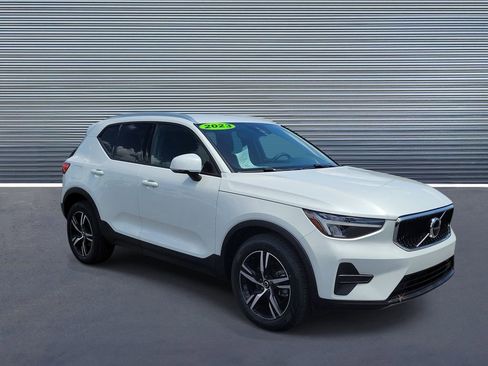 Used 2023 Volvo XC40 B5 Core w/ Convenience Package image 2