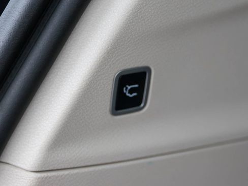 Used 2022 Chrysler Voyager LX image 9