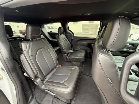New 2026 Chrysler Pacifica Select image 11