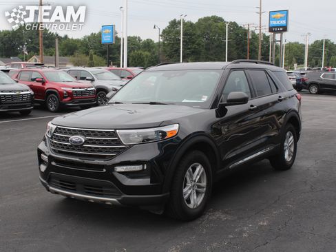 Used 2024 Ford Explorer XLT w/ Equipment Group 202A AWD/4WD image 8