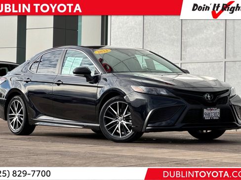 Used 2023 Toyota Camry SE image 1