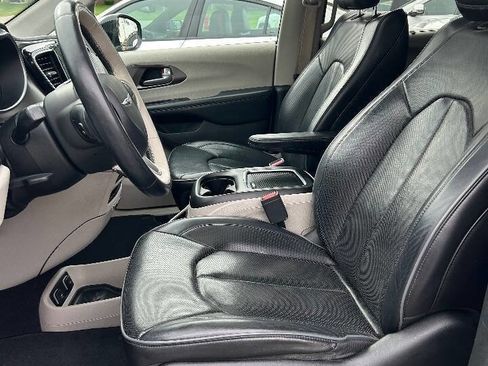 Used 2018 Chrysler Pacifica Limited FWD image 9