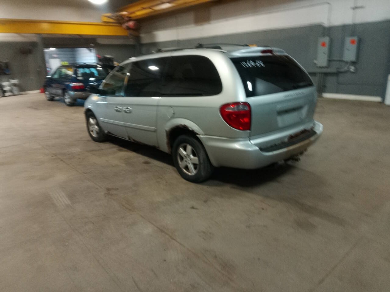 Used 2005 Dodge Grand Caravan SXT FWD image 3