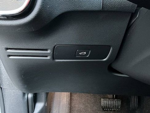 Certified 2025 Volvo XC40 B5 Plus image 22