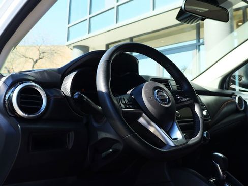 Used 2022 Nissan Versa SR w/ Convenience Package image 39