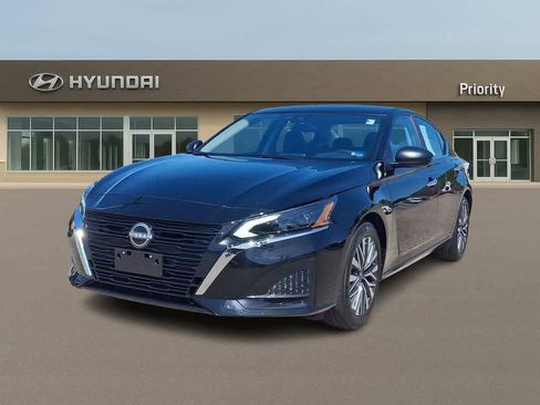 Used 2025 Nissan Altima 2.5 SV image 1