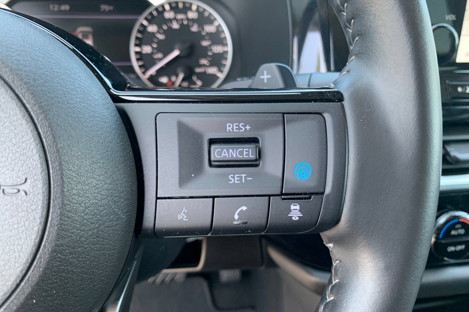 Used 2025 Nissan Pathfinder SL AWD/4WD image 32