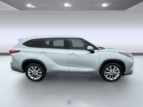 Used 2023 Toyota Highlander Limited FWD image 8