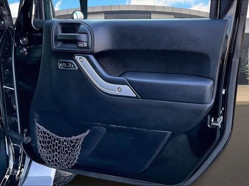 Used 2012 Jeep Wrangler Unlimited Rubicon w/ Connectivity Group image 18