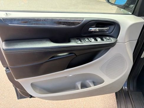 Used 2016 Chrysler Town & Country Touring w/ Driver Convenience Group FWD image 12