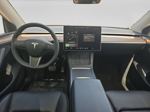 Used 2024 Tesla Model Y Long Range AWD/4WD image 18