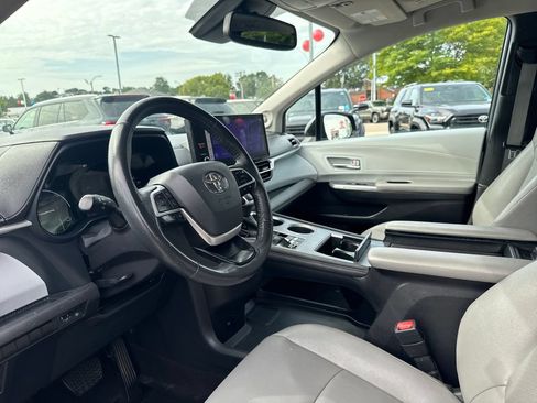 Used 2025 Toyota Sienna XLE w/ XLE Plus Package AWD/4WD image 17