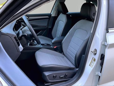 Used 2025 Volkswagen Jetta SE FWD image 8