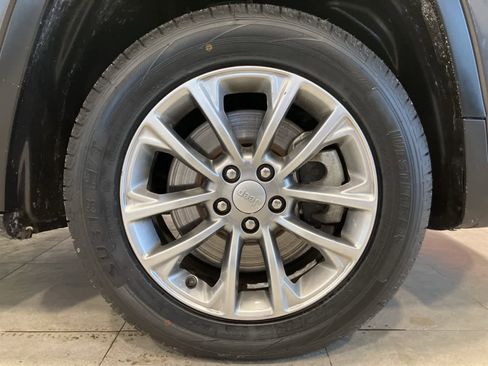 Used 2020 Jeep Cherokee Latitude Plus w/ Cold Weather Group image 9