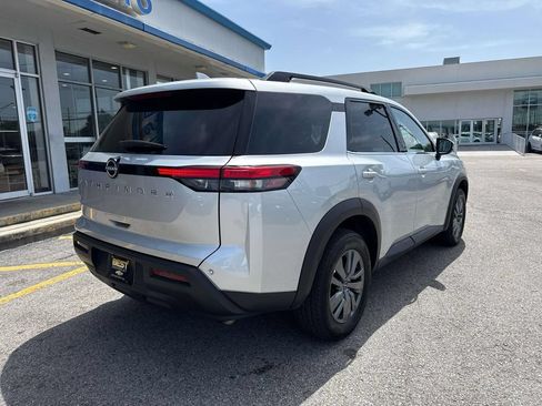 Used 2025 Nissan Pathfinder SV FWD image 7