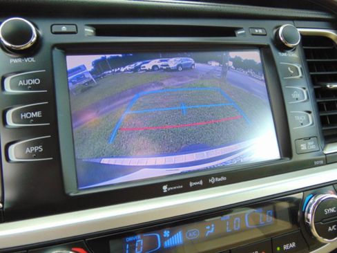 Used 2016 Toyota Highlander XLE FWD image 10