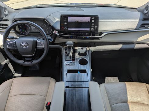 Used 2023 Toyota Sienna Limited image 19