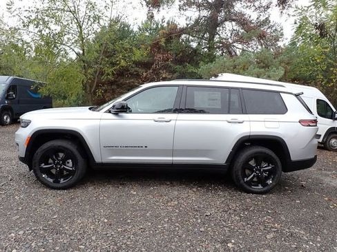 New 2025 Jeep Grand Cherokee L Altitude AWD/4WD image 2