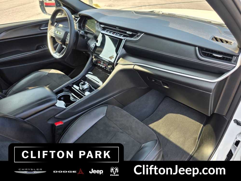 Used 2023 Jeep Grand Cherokee Laredo AWD/4WD image 16