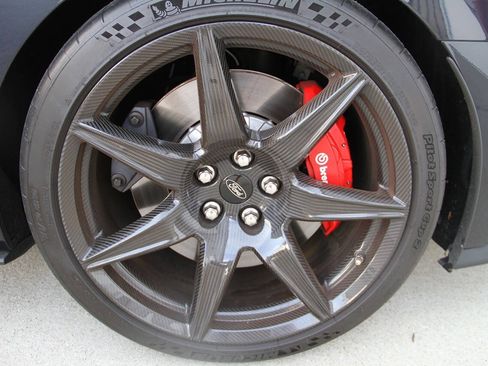 Used 2021 Ford Mustang Shelby GT500 w/ Carbon Fiber Track Pack RWD image 34