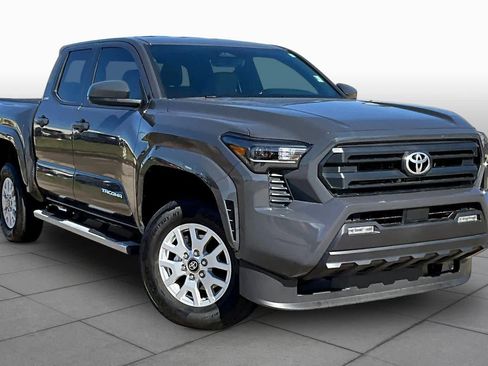 Used 2025 Toyota Tacoma SR5 image 3