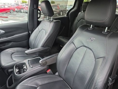 Used 2020 Chrysler Pacifica Touring-L Plus w/ S Appearance Package image 13