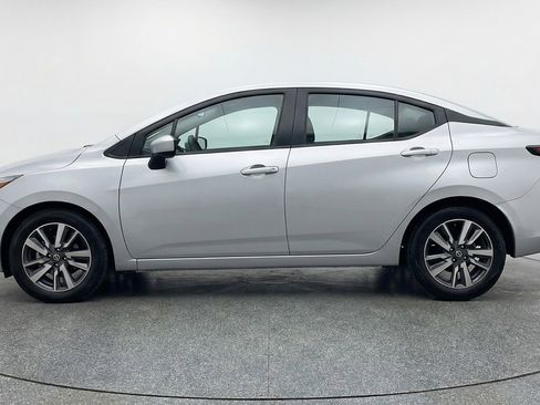 Used 2025 Nissan Versa SV image 5