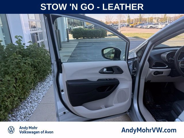 Used 2024 Chrysler Pacifica Touring-L FWD image 12