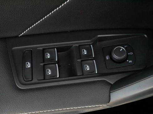 Certified 2023 Volkswagen Tiguan SE R-Line AWD/4WD image 19