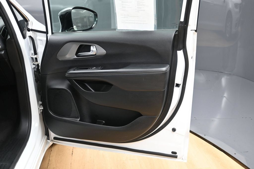 Used 2025 Chrysler Pacifica Select FWD image 29