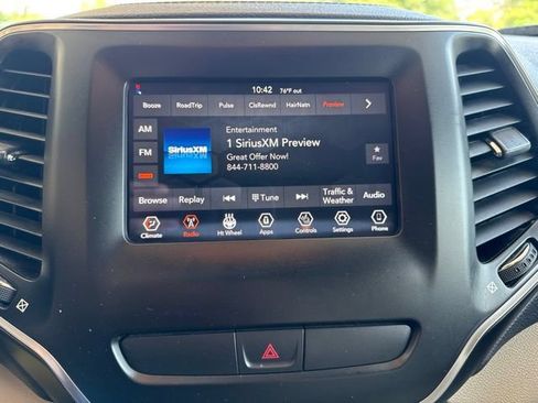 Used 2019 Jeep Cherokee Latitude w/ Cold Weather Group AWD/4WD image 19