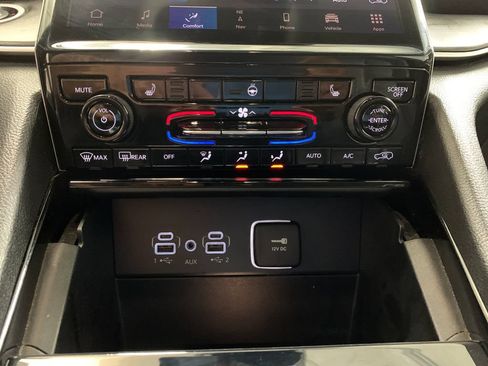 Used 2023 Jeep Grand Cherokee Limited w/ Black Appearance Package AWD/4WD image 11